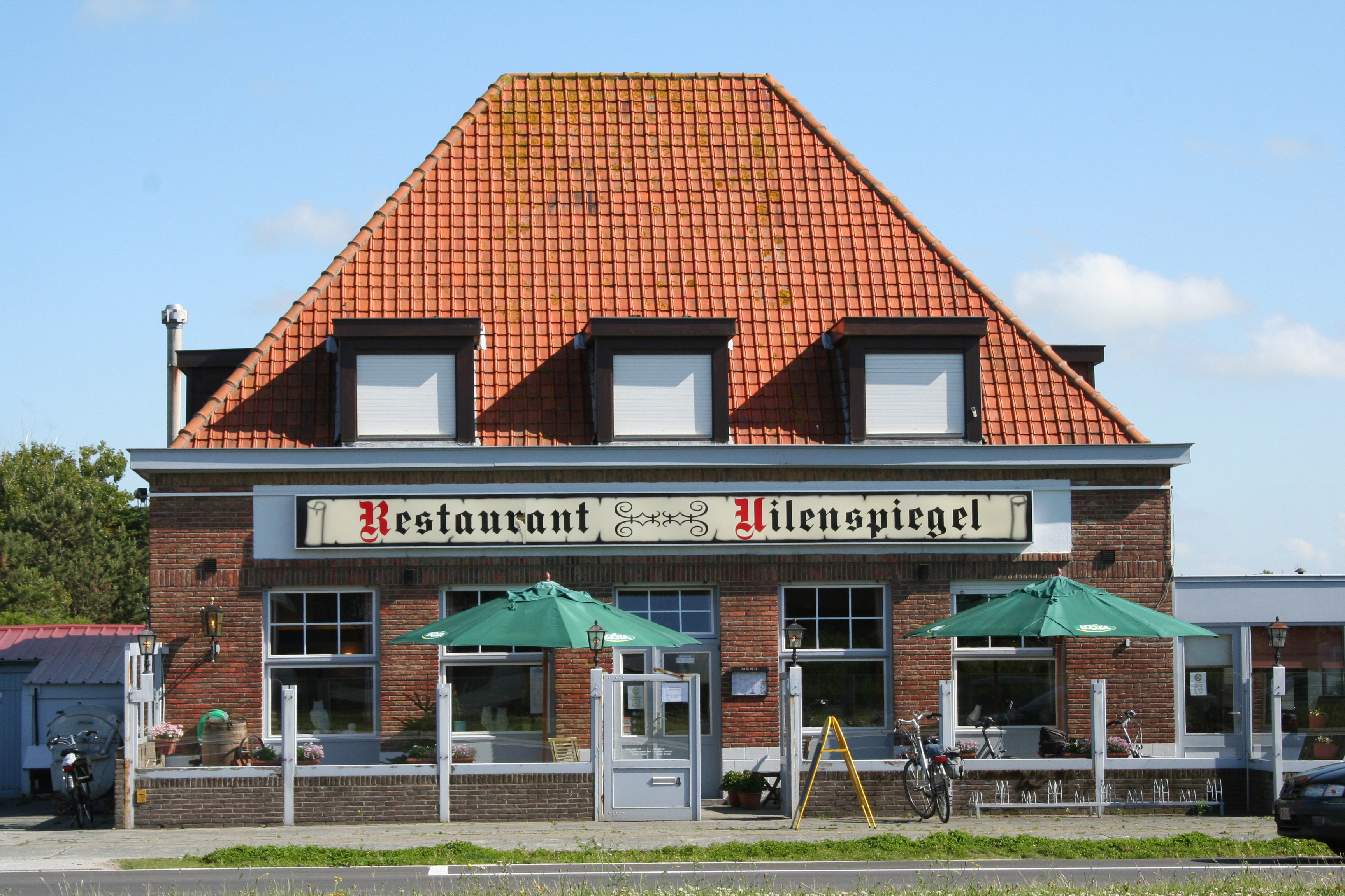 De gevel en het terras van Restaurant Uilenspiegel in Wenduine
